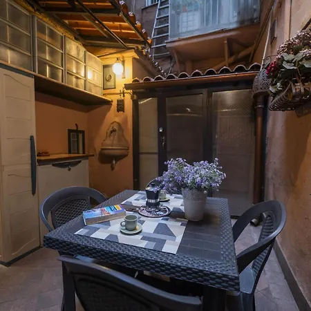 Romantic Piazza Navona Hideaway Apartment Rome
