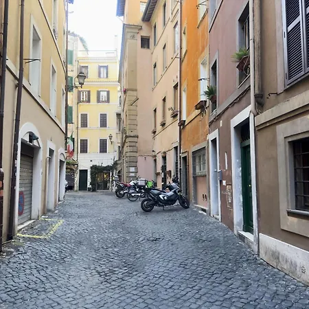 Romantic Piazza Navona Hideaway Apartment Rome