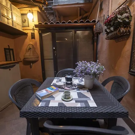 Romantic Piazza Navona Hideaway *
